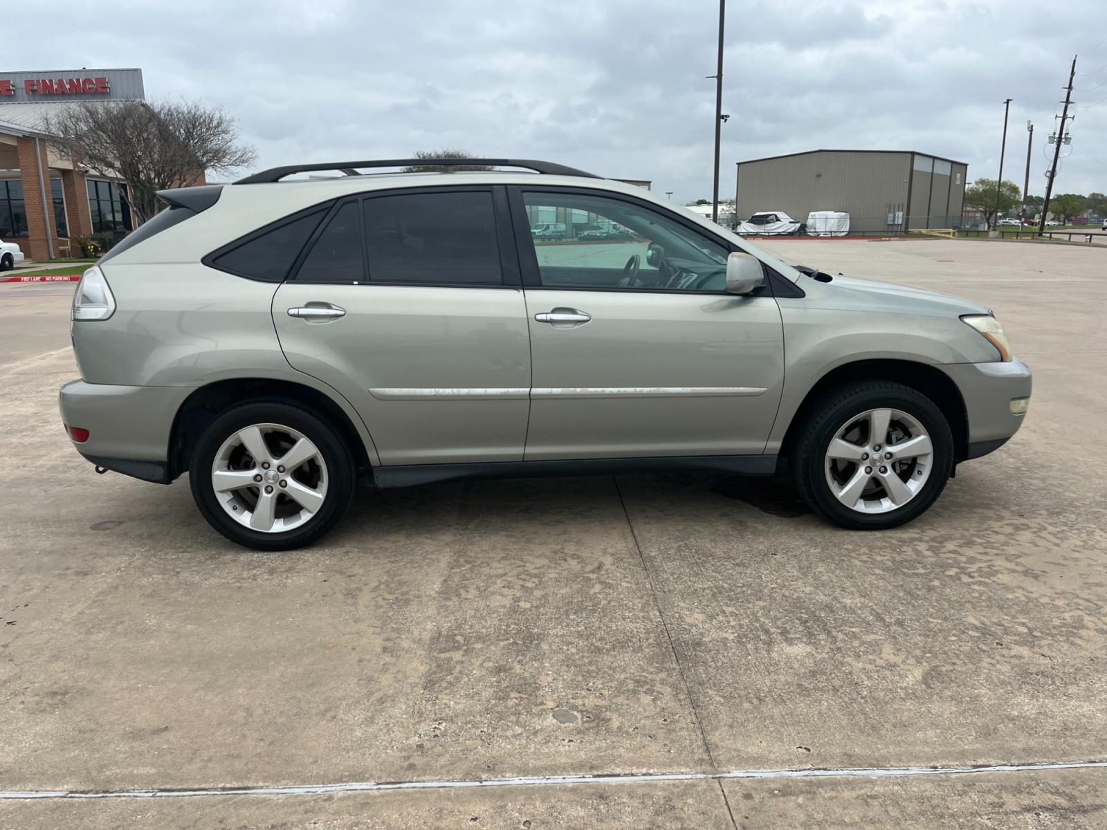 2004 SILVER /TAN Lexus RX 330 2WD (2T2GA31U44C) with an 3.3L V6 DOHC 24V engine, 5-Speed Automatic Overdrive transmission, located at 14700 Tomball Parkway 249, Houston, TX, 77086, (281) 444-2200, 29.928619, -95.504074 - Photo #7